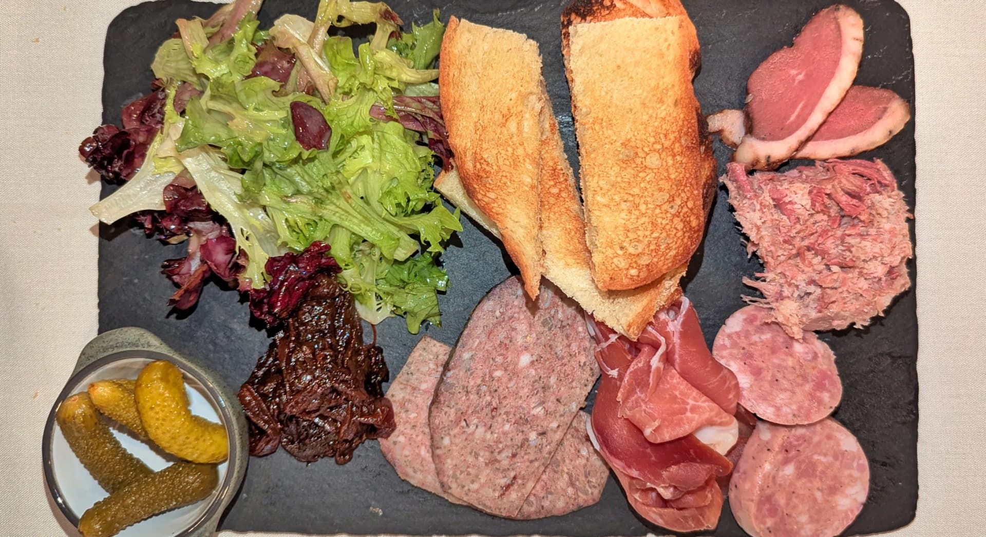 Que boire avec une planche de charcuterie : qui dit quoi